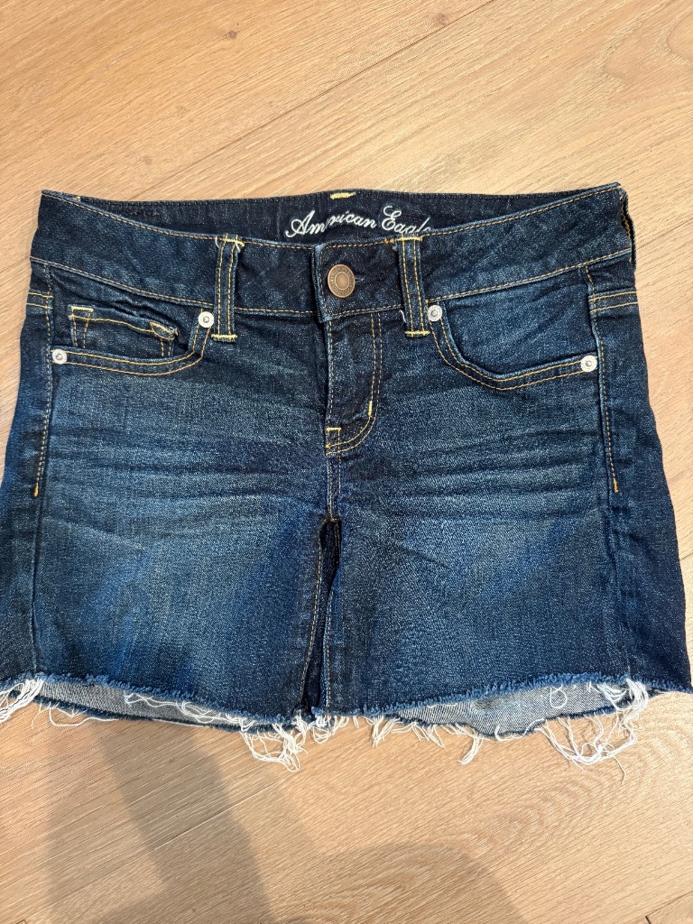 American Eagle low rise stretch size 4 denim jean shorts